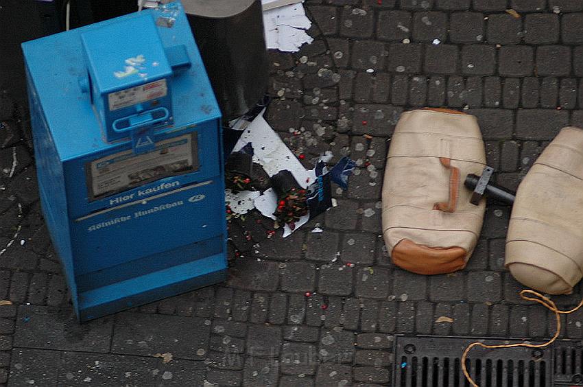 Herrenlose Einkaufstuete gesprengt Koeln Schildergasse P326.jpg